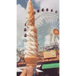 沖縄アメリカンビレッジ🎡の新定番🍦【日本１長いソフトクリームin沖縄】😊🍦😊. いつもいいね👍ありがとうございます🙇.
.
沖縄の夕暮れ🌆とロングソフトクリーム🍦📸🍦🍦📸.
.
ロングソフトクリーム沖縄アメリカンビレッジでは、お客様の沖縄での思い出と笑顔と喜びつくりを全力でサポートします😊☺️

是非、沖縄に来た際は、ご賞味し笑顔と思い出つくりにご来店してくださいね！.
.
.
. 各メディア（Google TVCM ・旅サラダ・じゃらん・超無敵クラス・ごぶごぶ・マツコ会議・限界突破‼︎・YouTube・TikTokなどなど）で話題の、元祖ロングソフトクリーム大阪アメリカ村店🍦が沖縄🏝北谷美浜アメリカンビレッジ🎡に登場‼︎😀😁😊. . 場所. . .〒904-0115. 沖縄県中頭郡北谷町字美浜9-1. デポアイランドビルD館1F. ブルーシールデポアイランドさんの1Fです 😊😆. . . 営業時間. . OPEN...12:00PM. CLOSE...9:30PM. . . メニュー. . 
全長40cmの日本一長いソフトクリーム🍦. . 全長30cmの沖縄一長いソフトクリーム🍦. . 全長20cmのノーマルソフトクリーム🍦.
.
3種類の巻き方を楽しめます🍦😆. . . テイスト. . 「あっさり」「さっぱり」低カロリーのバニラ味😊と沖縄マンゴー味🥭. . . 沖縄旅行、沖縄家族旅行、沖縄修学旅行、沖縄卒業旅行の思い出の1ページにいかがですか？^_^. . 🍦ロングソフトクリーム沖縄アメリカンビレッジ🍦では、お客様の喜びつくりを全力でサポートします😊☺️. . 是非、ご来店お待ちしております！  It is an icecream shop in Okinawa🍦. . Please come to eat by all means❤️. . Long Softcream ロングソフトクリーム沖縄アメリカンビレッジ HP.  https://longsoftcream.jp/