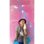 沖縄アメリカンビレッジ🎡の新定番🍦【日本１長いソフトクリームin沖縄】😊🍦😊. いつもいいね👍ありがとうございます🙇.
.
可愛い男の子のご来店です^_^
ご来店いただき本当にありがとうございます🙇‍♂️.
.
ロングソフトクリーム沖縄アメリカンビレッジでは、お客様の沖縄での思い出と笑顔と喜びつくりを全力でサポートします😊☺️

是非、沖縄に来た際は、ご賞味し笑顔と思い出つくりにご来店してくださいね！.
.
.
. 各メディア（Google TVCM ・旅サラダ・じゃらん・超無敵クラス・ごぶごぶ・マツコ会議・限界突破‼︎・YouTube・TikTokなどなど）で話題の、元祖ロングソフトクリーム大阪アメリカ村店🍦が沖縄🏝北谷美浜アメリカンビレッジ🎡に登場‼︎😀😁😊. . 場所. . .〒904-0115. 沖縄県中頭郡北谷町字美浜9-1. デポアイランドビルD館1F. ブルーシールアイスクリーム　デポアイランドさんの1Fです 😊😆. . . 営業時間. . OPEN...12:00PM. CLOSE...9:30PM. . . メニュー. . 
全長40cmの日本一長いソフトクリーム🍦. . 全長30cmの沖縄一長いソフトクリーム🍦. . 全長20cmのノーマルソフトクリーム🍦.
.
3種類の巻き方を楽しめます🍦😆. . . テイスト. . 「あっさり」「さっぱり」低カロリーのバニラ味😊と沖縄マンゴー味🥭. . . 沖縄旅行、沖縄家族旅行、沖縄修学旅行、沖縄卒業旅行の思い出の1ページにいかがですか？^_^. . 🍦ロングソフトクリーム沖縄アメリカンビレッジ🍦では、お客様の喜びつくりを全力でサポートします😊☺️. . 是非、ご来店お待ちしております！  It is an icecream shop in Okinawa🍦. . Please come to eat by all means❤️. . Long Softcream ロングソフトクリーム沖縄アメリカンビレッジ HP.  https://longsoftcream.jp/